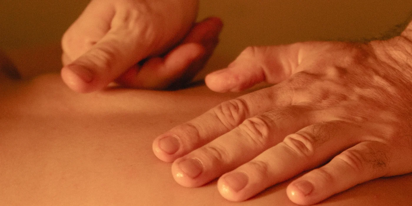 Técnica manual aplicada nas costas no Universo Spa