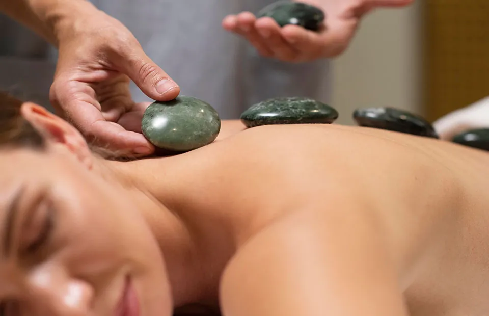 Massagem Relaxante com Pedras Quentes